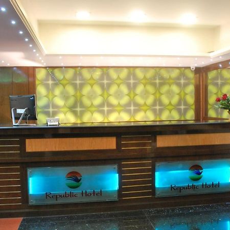Republic Hotel Патна Екстериор снимка