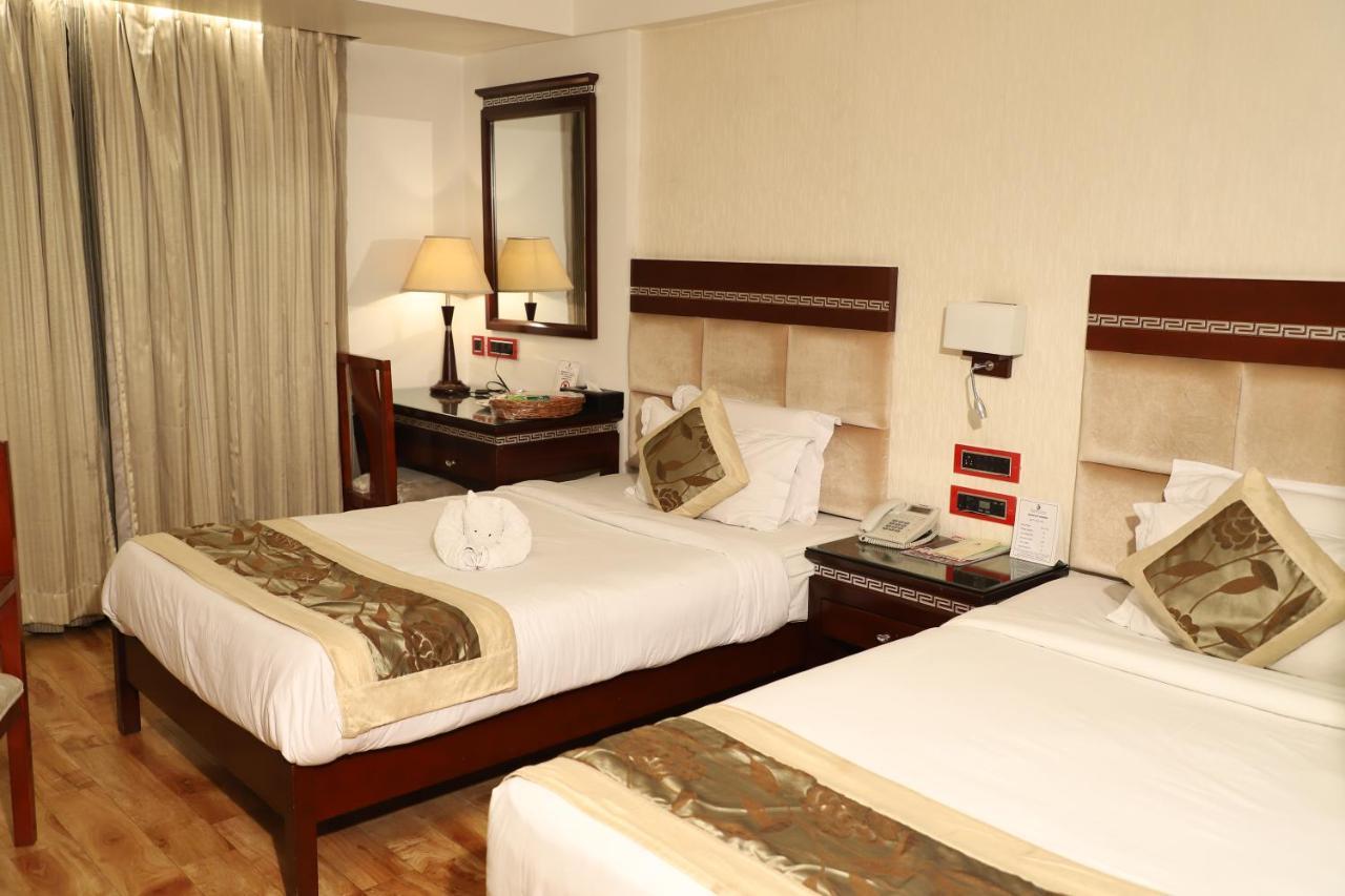 Republic Hotel Патна Екстериор снимка