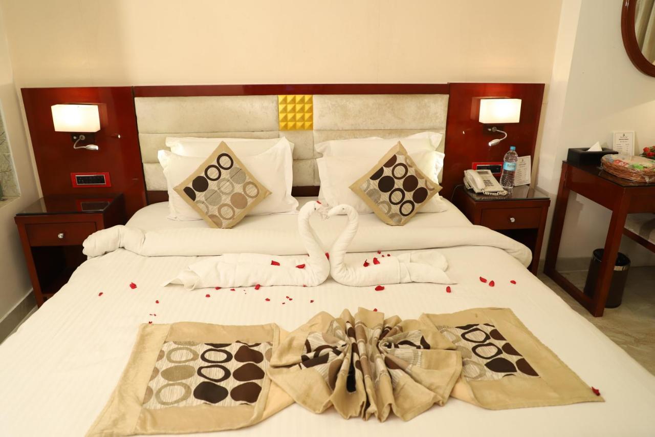 Republic Hotel Патна Екстериор снимка