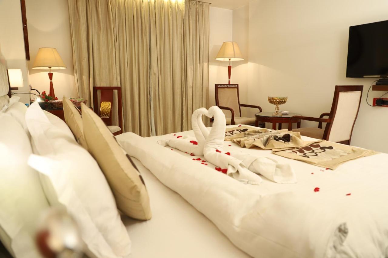 Republic Hotel Патна Екстериор снимка