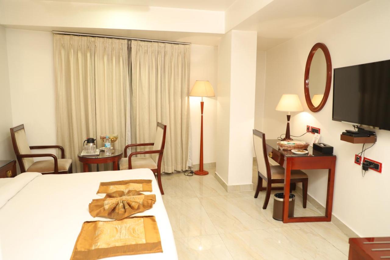 Republic Hotel Патна Екстериор снимка