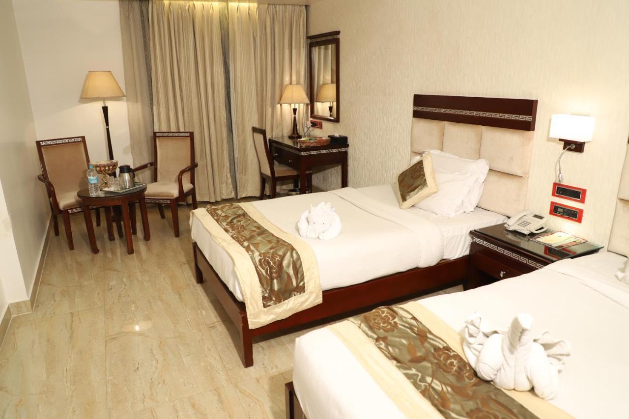 Republic Hotel Патна Екстериор снимка