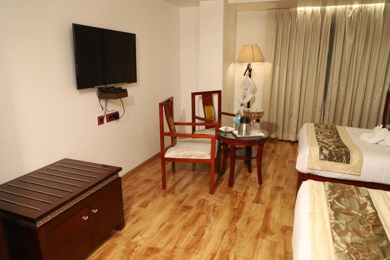 Republic Hotel Патна Екстериор снимка