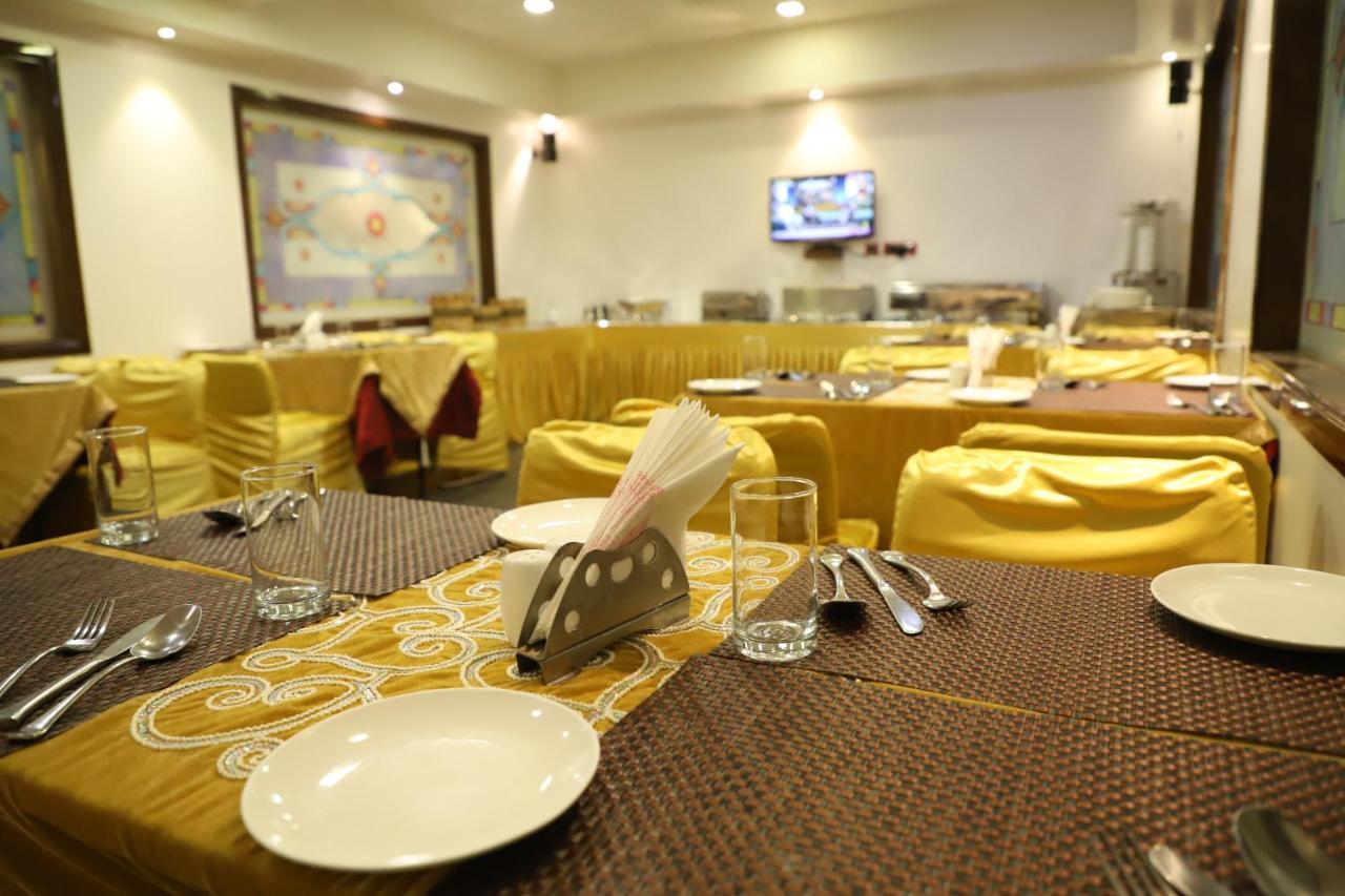 Republic Hotel Патна Екстериор снимка