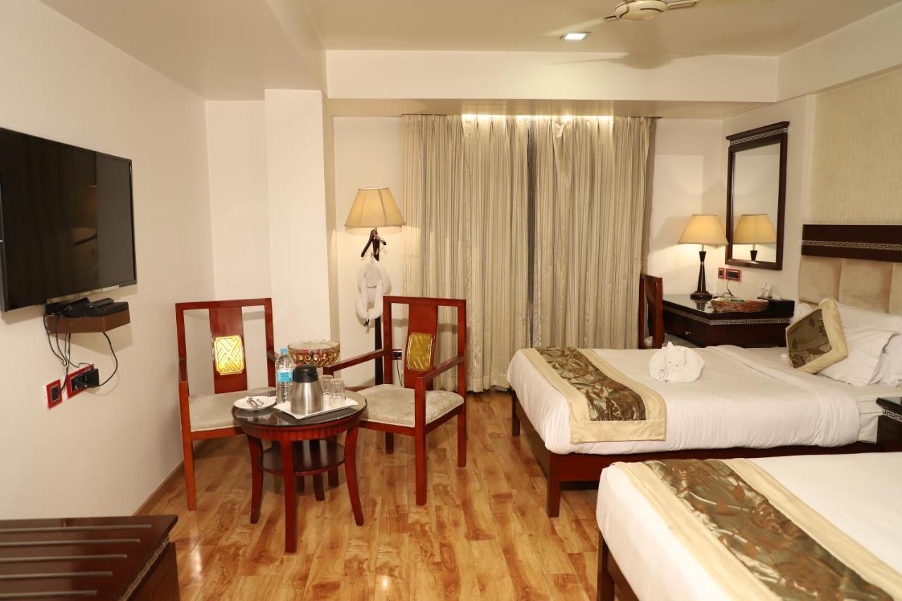 Republic Hotel Патна Екстериор снимка