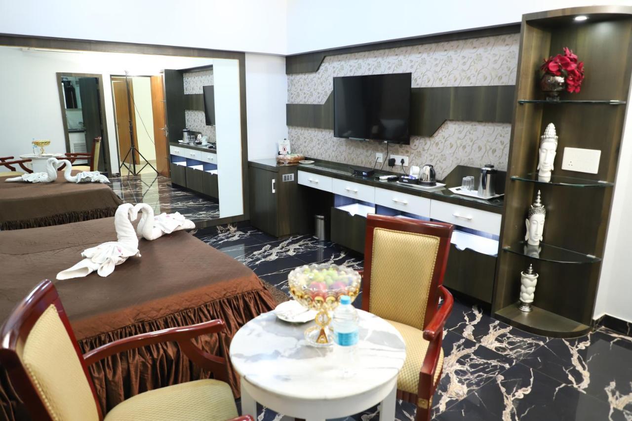 Republic Hotel Патна Екстериор снимка