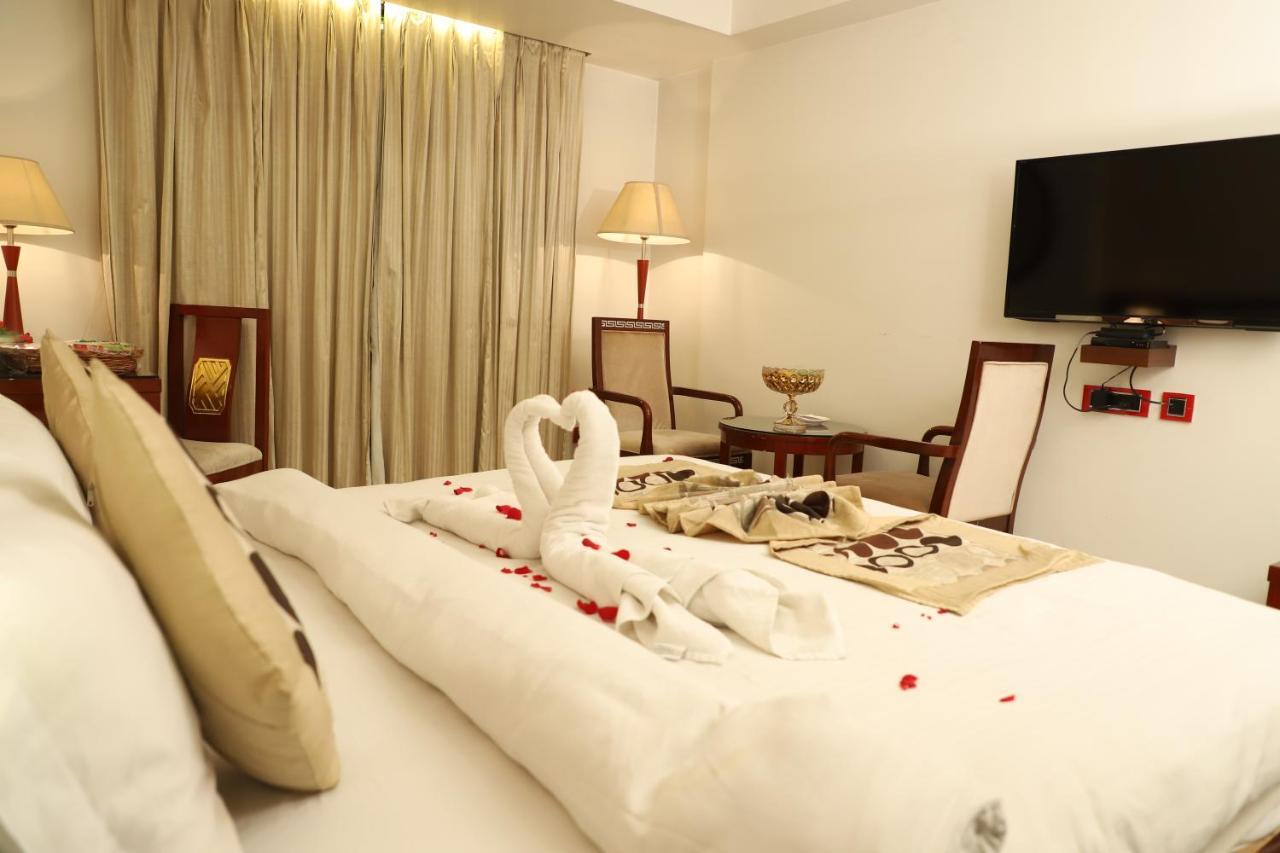 Republic Hotel Патна Екстериор снимка