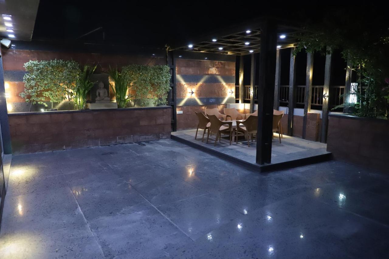 Republic Hotel Патна Екстериор снимка