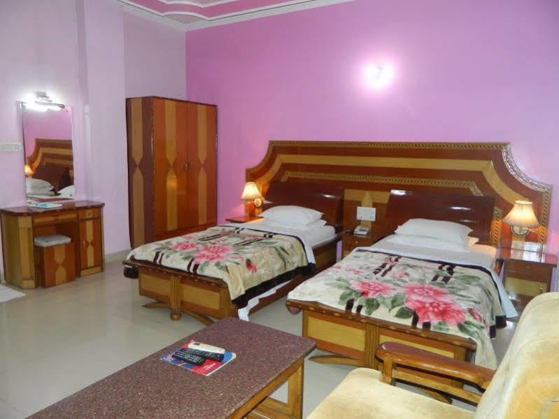 Republic Hotel Патна Екстериор снимка