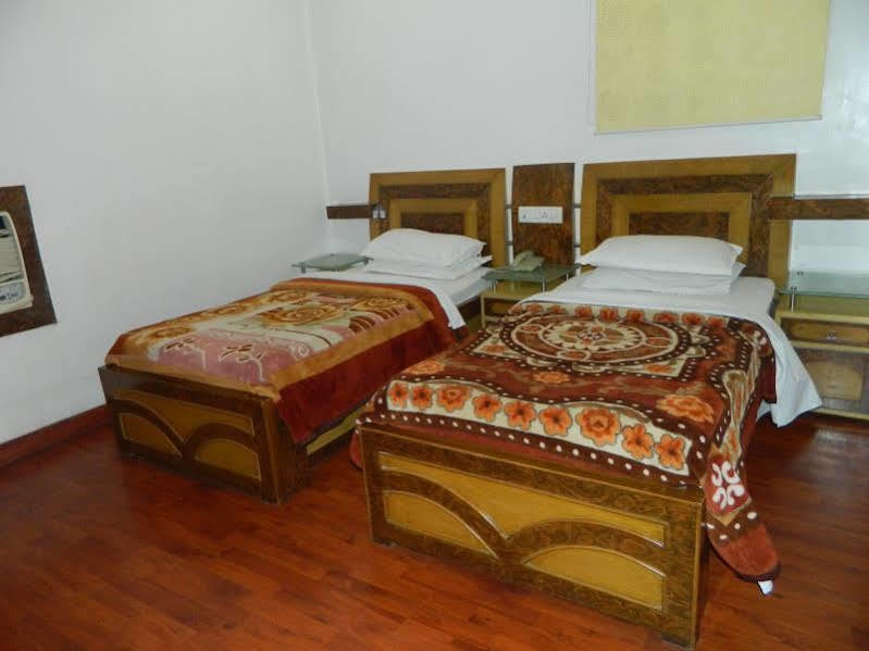 Republic Hotel Патна Екстериор снимка
