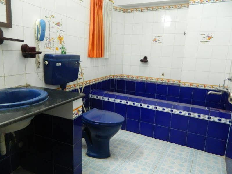 Republic Hotel Патна Екстериор снимка