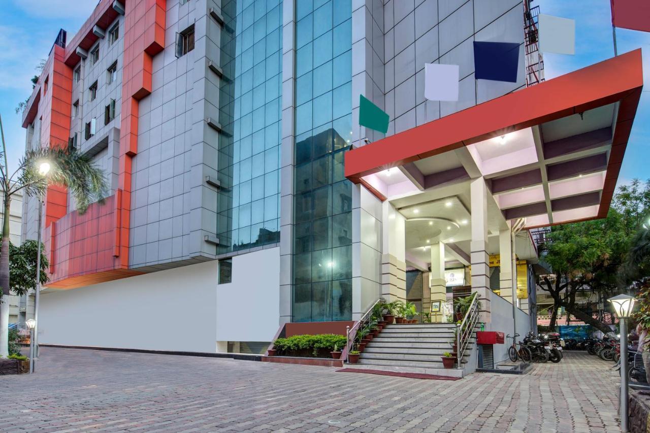 Republic Hotel Патна Екстериор снимка