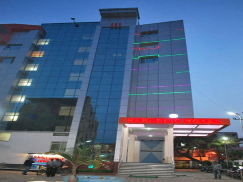Republic Hotel Патна Екстериор снимка